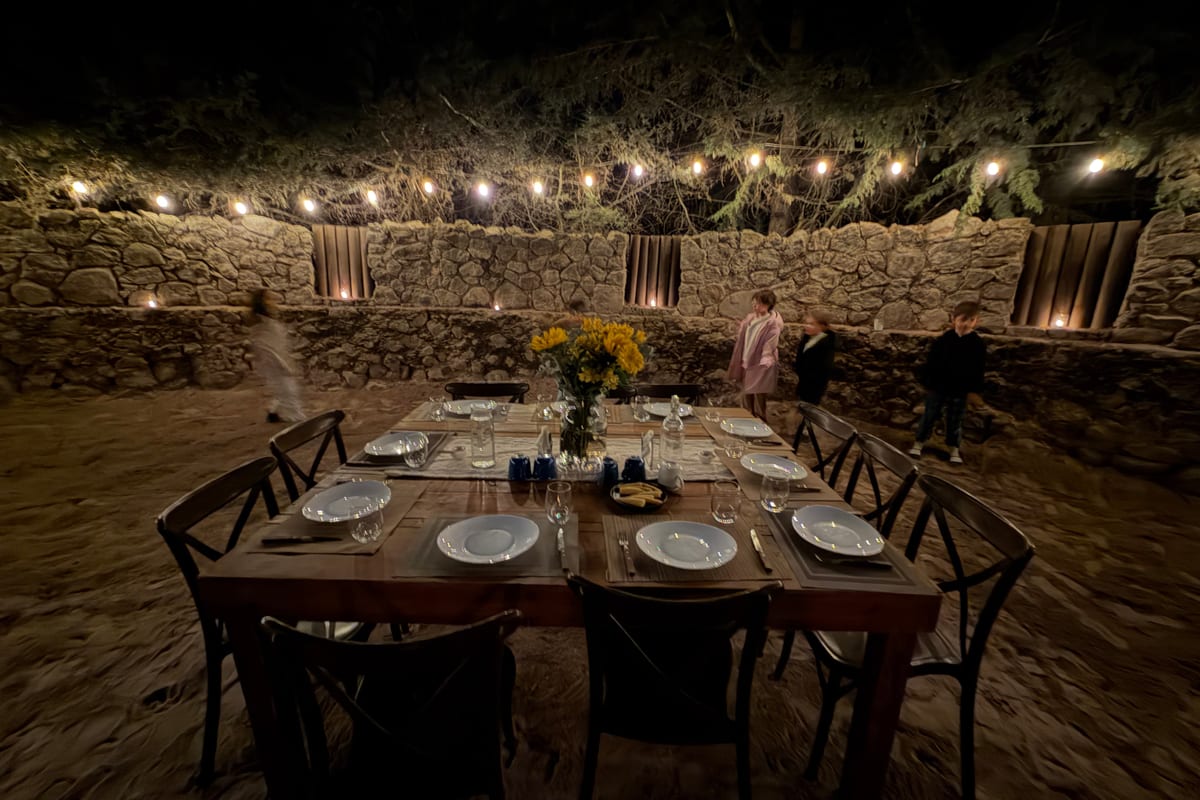 Bodega rústica con barriles de madera